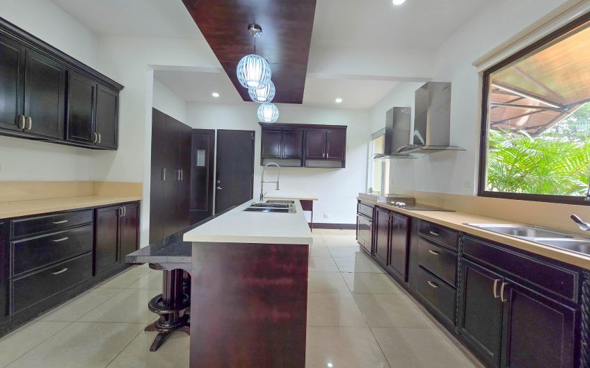 La Hacienda del Bosque Santa Ana! Casa de una planta con 1.010 m2 lote