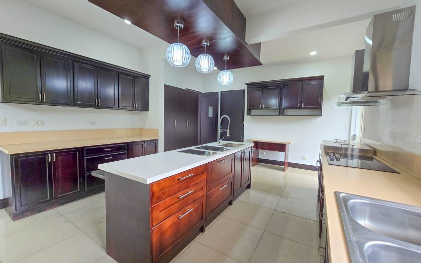 La Hacienda del Bosque Santa Ana! Casa de una planta con 1.010 m2 lote