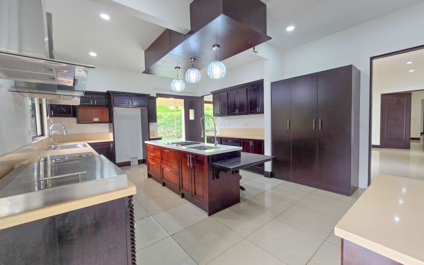 La Hacienda del Bosque Santa Ana! Casa de una planta con 1.010 m2 lote