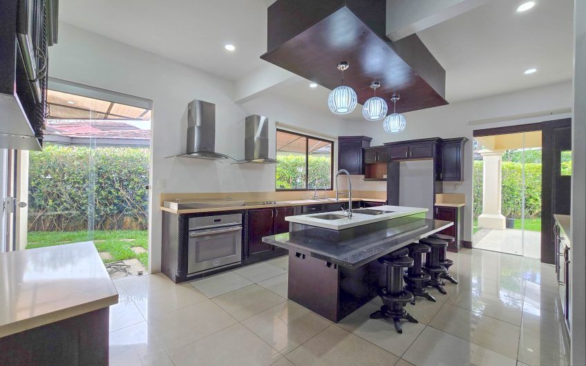 La Hacienda del Bosque Santa Ana! Casa de una planta con 1.010 m2 lote
