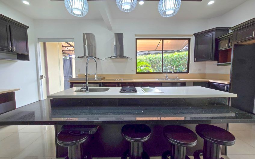 La Hacienda del Bosque Santa Ana! Casa de una planta con 1.010 m2 lote