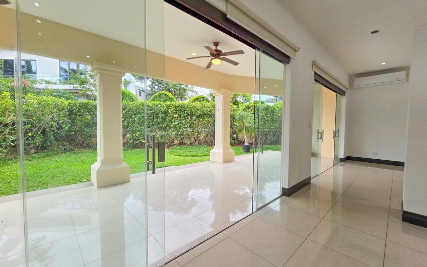 La Hacienda del Bosque Santa Ana! Casa de una planta con 1.010 m2 lote