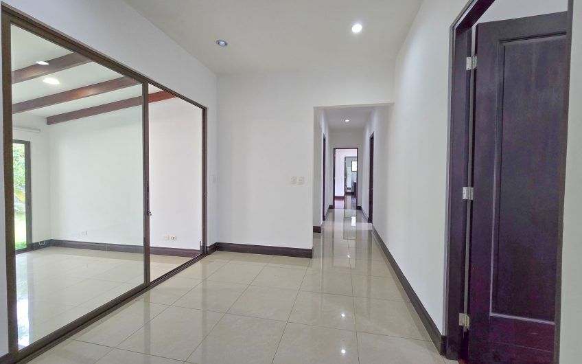 La Hacienda del Bosque Santa Ana! Casa de una planta con 1.010 m2 lote