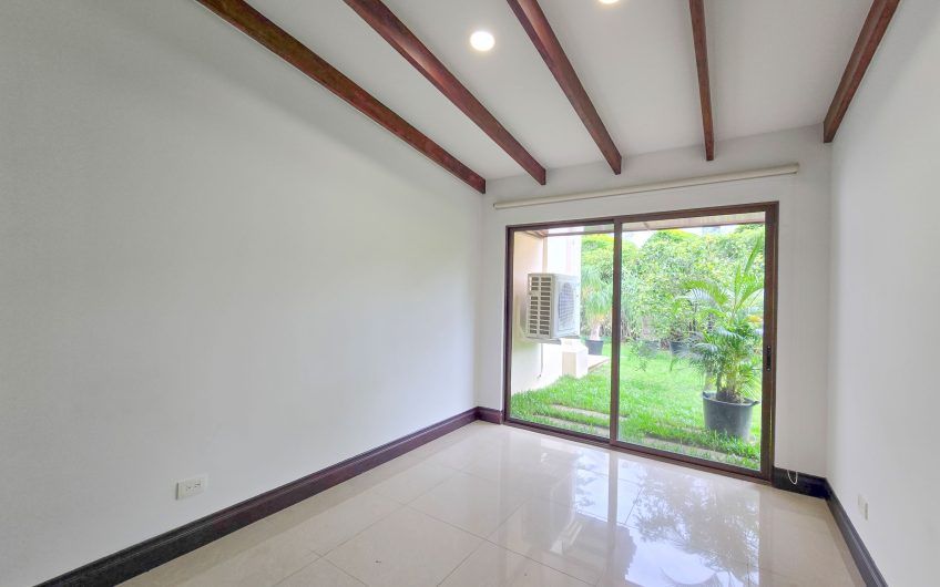La Hacienda del Bosque Santa Ana! Casa de una planta con 1.010 m2 lote