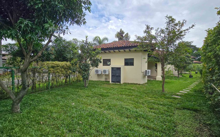 La Hacienda del Bosque Santa Ana! Casa de una planta con 1.010 m2 lote