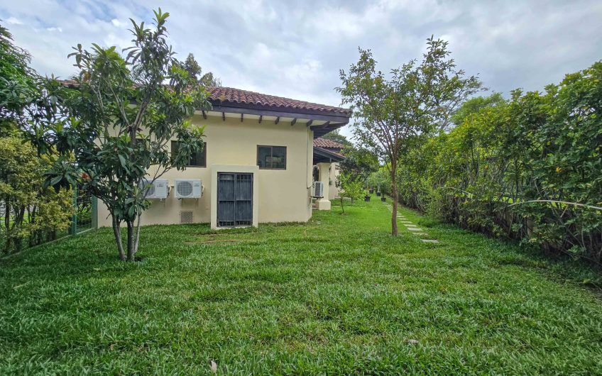 La Hacienda del Bosque Santa Ana! Casa de una planta con 1.010 m2 lote