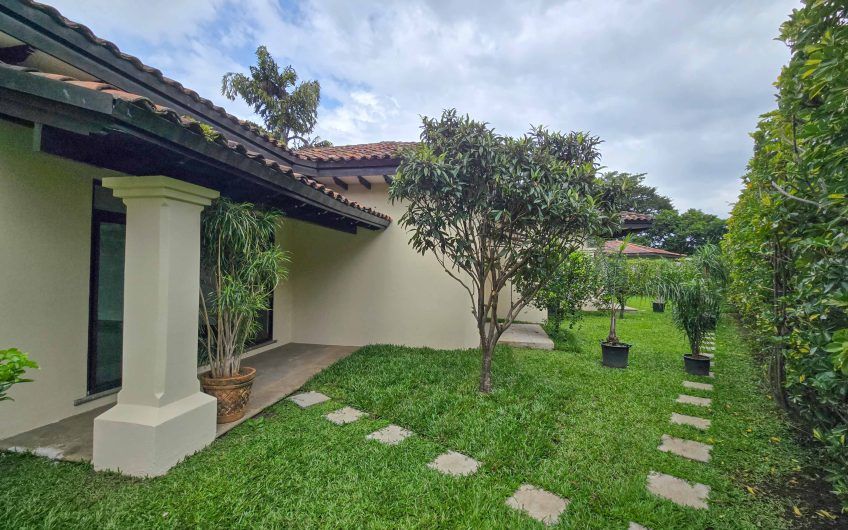 La Hacienda del Bosque Santa Ana! Casa de una planta con 1.010 m2 lote