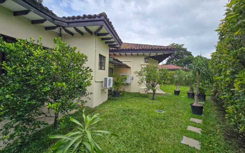 La Hacienda del Bosque Santa Ana! Casa de una planta con 1.010 m2 lote