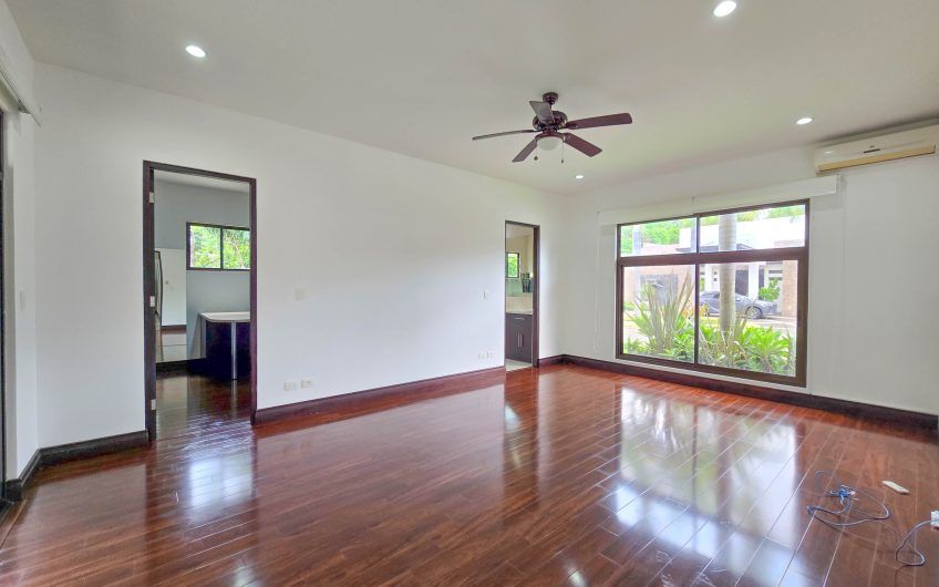 La Hacienda del Bosque Santa Ana! Casa de una planta con 1.010 m2 lote