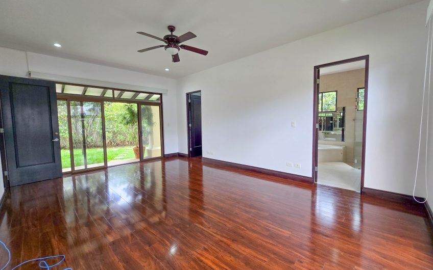 La Hacienda del Bosque Santa Ana! Casa de una planta con 1.010 m2 lote