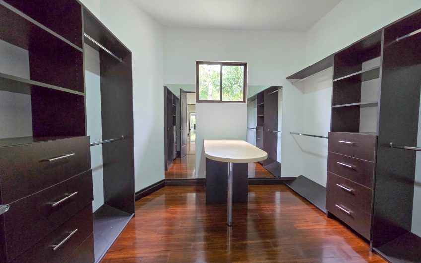 La Hacienda del Bosque Santa Ana! Casa de una planta con 1.010 m2 lote