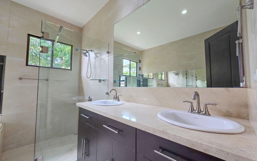 La Hacienda del Bosque Santa Ana! Casa de una planta con 1.010 m2 lote