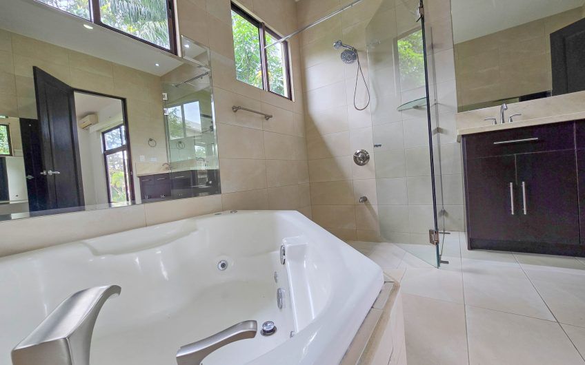 La Hacienda del Bosque Santa Ana! Casa de una planta con 1.010 m2 lote