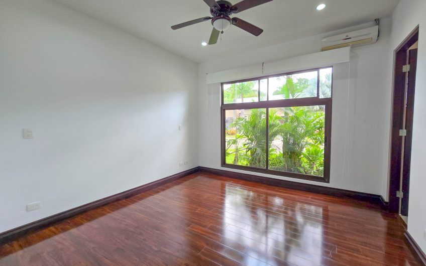La Hacienda del Bosque Santa Ana! Casa de una planta con 1.010 m2 lote