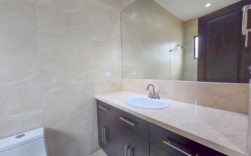 La Hacienda del Bosque Santa Ana! Casa de una planta con 1.010 m2 lote