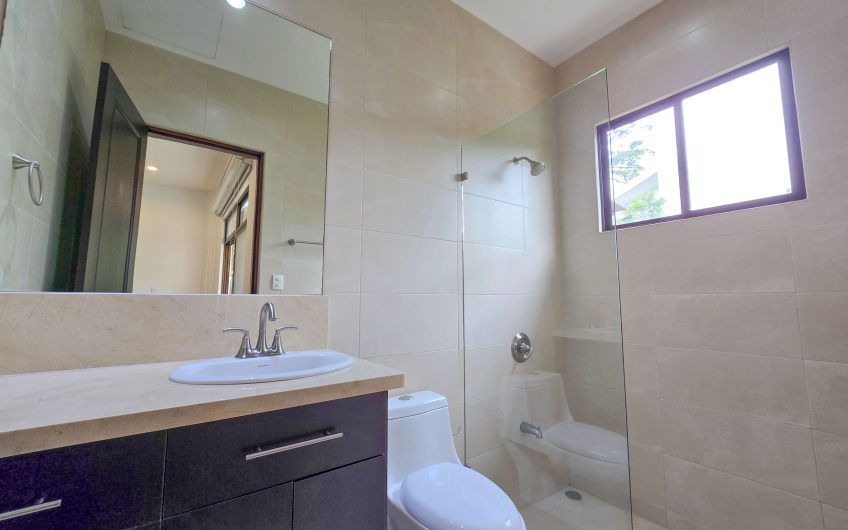 La Hacienda del Bosque Santa Ana! Casa de una planta con 1.010 m2 lote