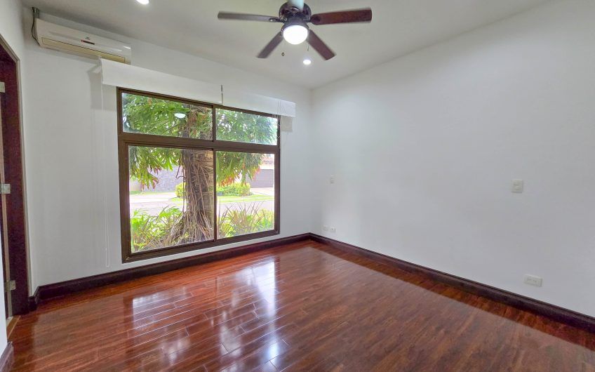 La Hacienda del Bosque Santa Ana! Casa de una planta con 1.010 m2 lote