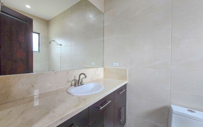 La Hacienda del Bosque Santa Ana! Casa de una planta con 1.010 m2 lote