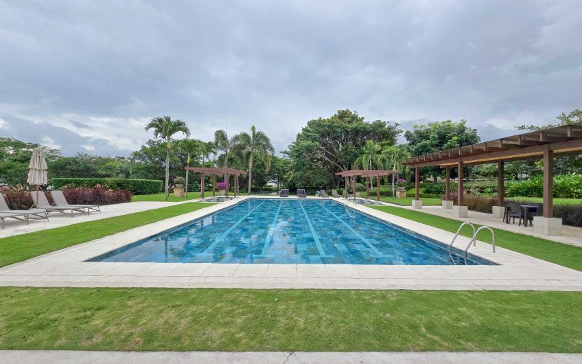 La Hacienda del Bosque Santa Ana! Casa de una planta con 1.010 m2 lote