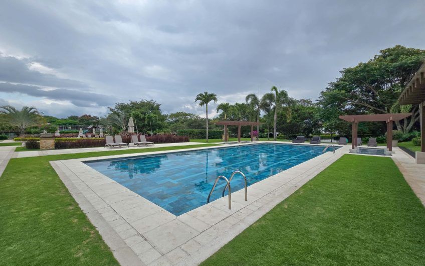 La Hacienda del Bosque Santa Ana! Casa de una planta con 1.010 m2 lote