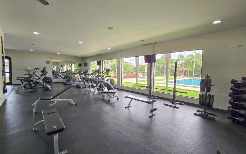 La Hacienda del Bosque Santa Ana! Casa de una planta con 1.010 m2 lote