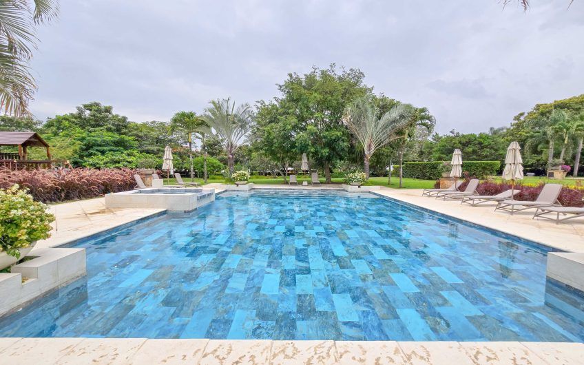 La Hacienda del Bosque Santa Ana! Casa de una planta con 1.010 m2 lote