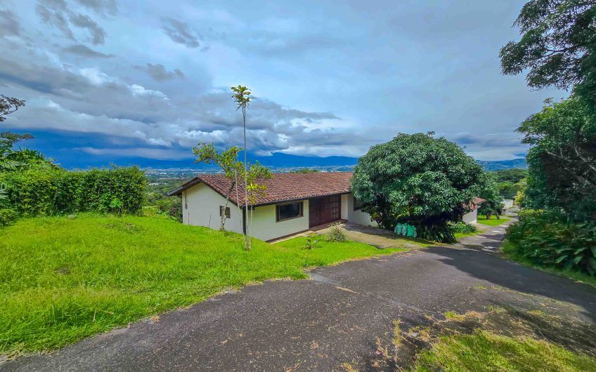 Casa de Una Planta con vista y jardín de 3 habit. en Piedades Santa Ana