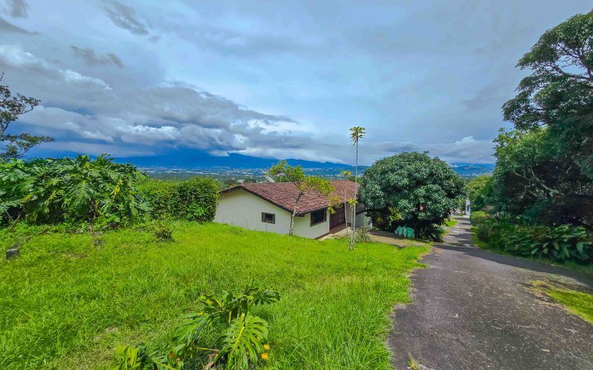 Casa de Una Planta con vista y jardín de 3 habit. en Piedades Santa Ana