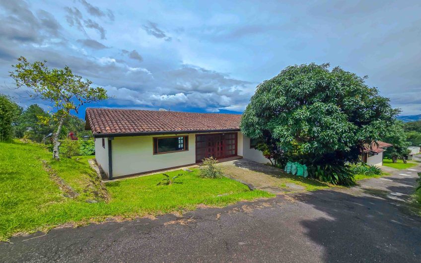 Casa de Una Planta con vista y jardín de 3 habit. en Piedades Santa Ana