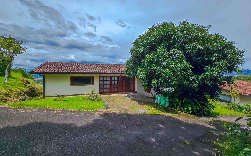 Casa de Una Planta con vista y jardín de 3 habit. en Piedades Santa Ana