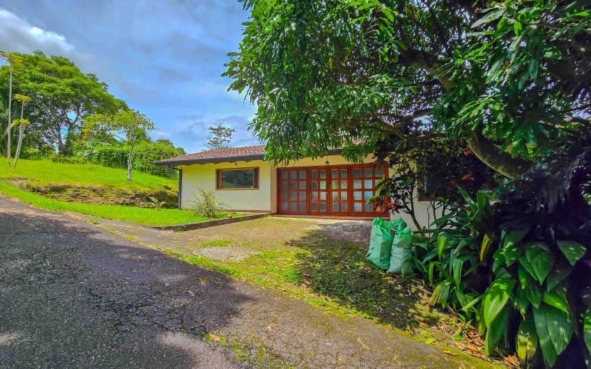 Casa de Una Planta con vista y jardín de 3 habit. en Piedades Santa Ana
