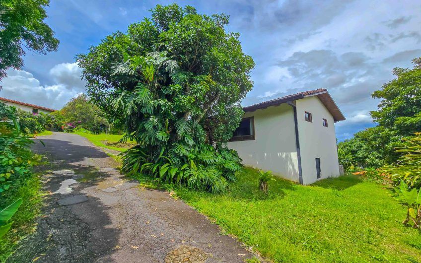 Casa de Una Planta con vista y jardín de 3 habit. en Piedades Santa Ana