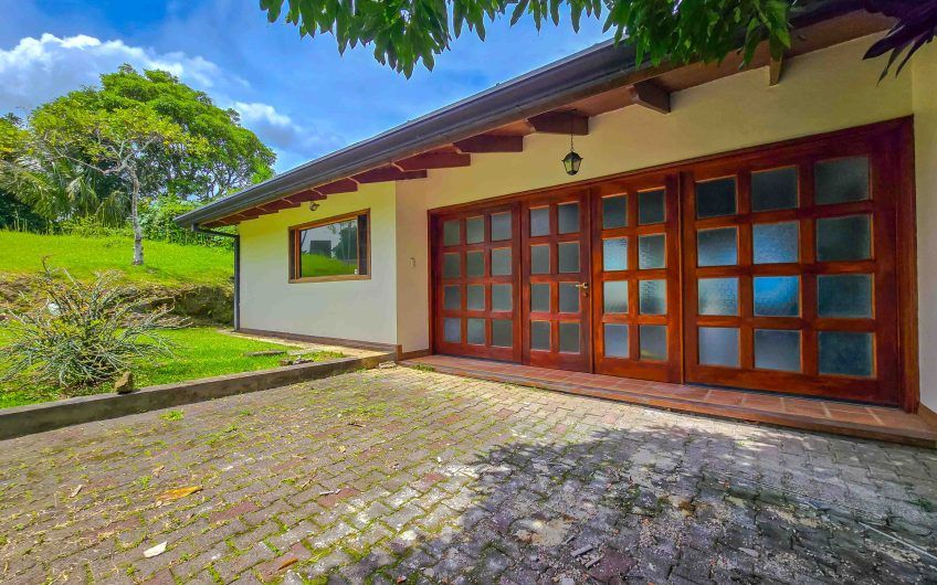 Casa de Una Planta con vista y jardín de 3 habit. en Piedades Santa Ana