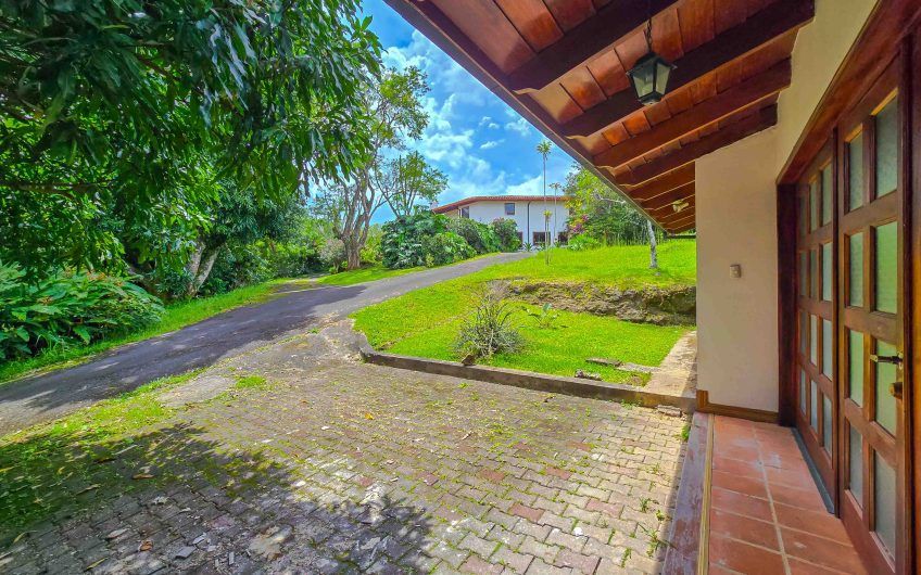 Casa de Una Planta con vista y jardín de 3 habit. en Piedades Santa Ana