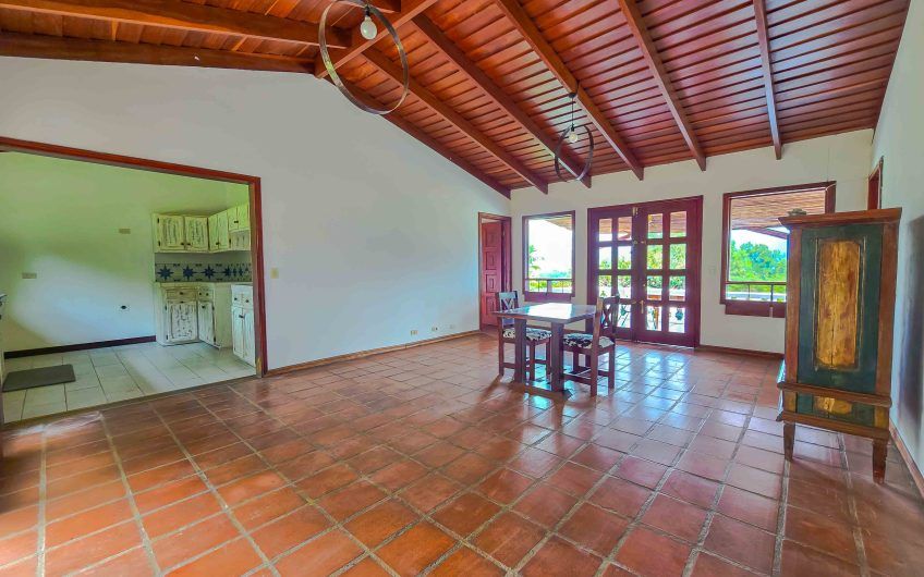 Casa de Una Planta con vista y jardín de 3 habit. en Piedades Santa Ana