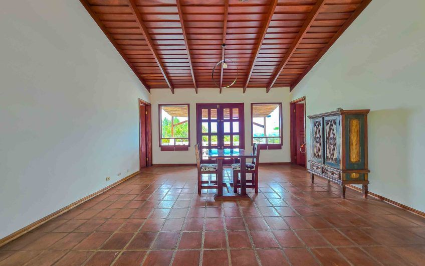 Casa de Una Planta con vista y jardín de 3 habit. en Piedades Santa Ana