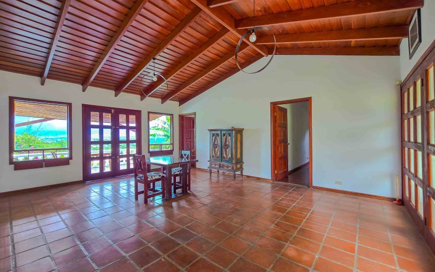 Casa de Una Planta con vista y jardín de 3 habit. en Piedades Santa Ana