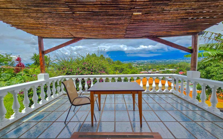 Casa de Una Planta con vista y jardín de 3 habit. en Piedades Santa Ana