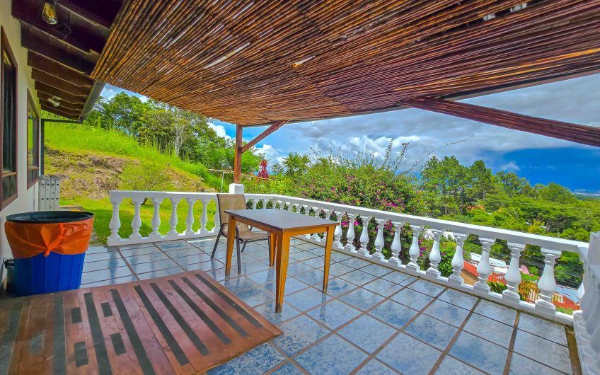 Casa de Una Planta con vista y jardín de 3 habit. en Piedades Santa Ana