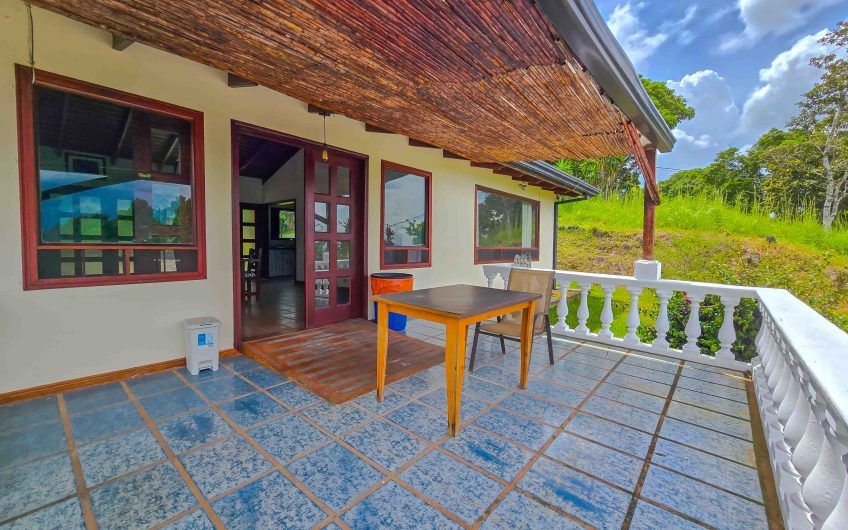 Casa de Una Planta con vista y jardín de 3 habit. en Piedades Santa Ana