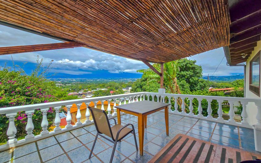 Casa de Una Planta con vista y jardín de 3 habit. en Piedades Santa Ana