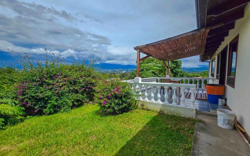 Casa de Una Planta con vista y jardín de 3 habit. en Piedades Santa Ana