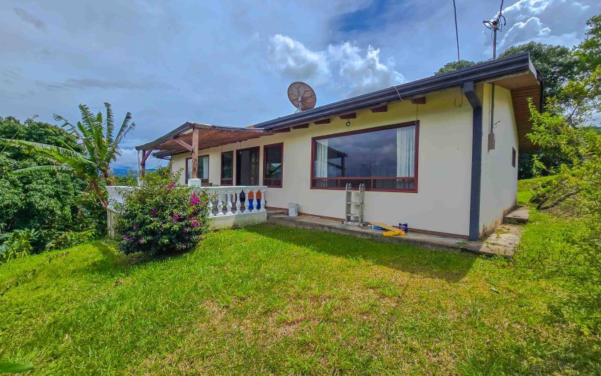 Casa de Una Planta con vista y jardín de 3 habit. en Piedades Santa Ana