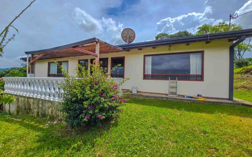 Casa de Una Planta con vista y jardín de 3 habit. en Piedades Santa Ana