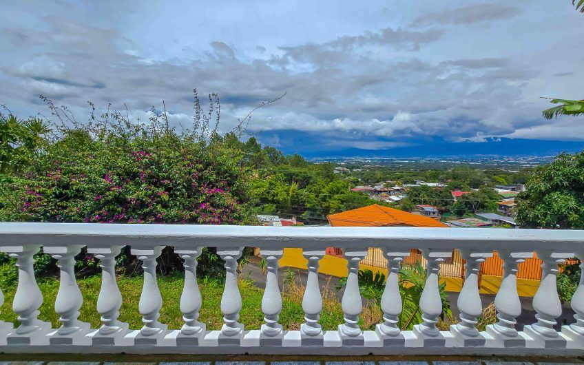 Casa de Una Planta con vista y jardín de 3 habit. en Piedades Santa Ana