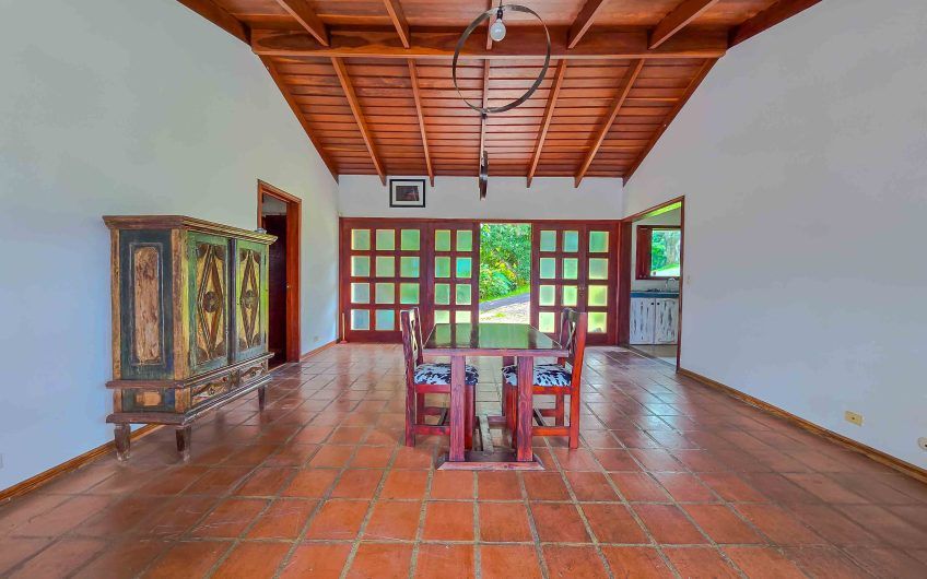 Casa de Una Planta con vista y jardín de 3 habit. en Piedades Santa Ana