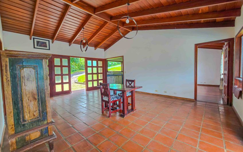 Casa de Una Planta con vista y jardín de 3 habit. en Piedades Santa Ana