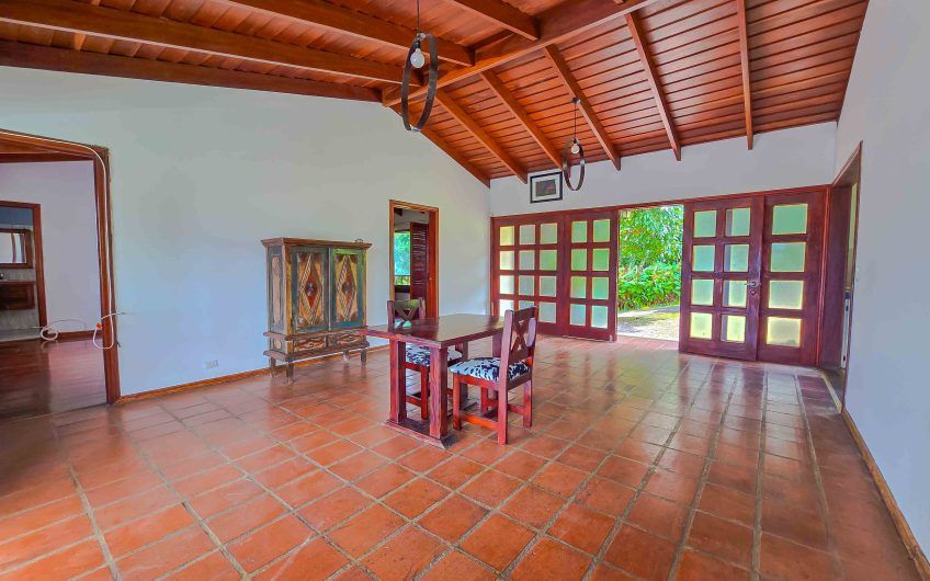 Casa de Una Planta con vista y jardín de 3 habit. en Piedades Santa Ana