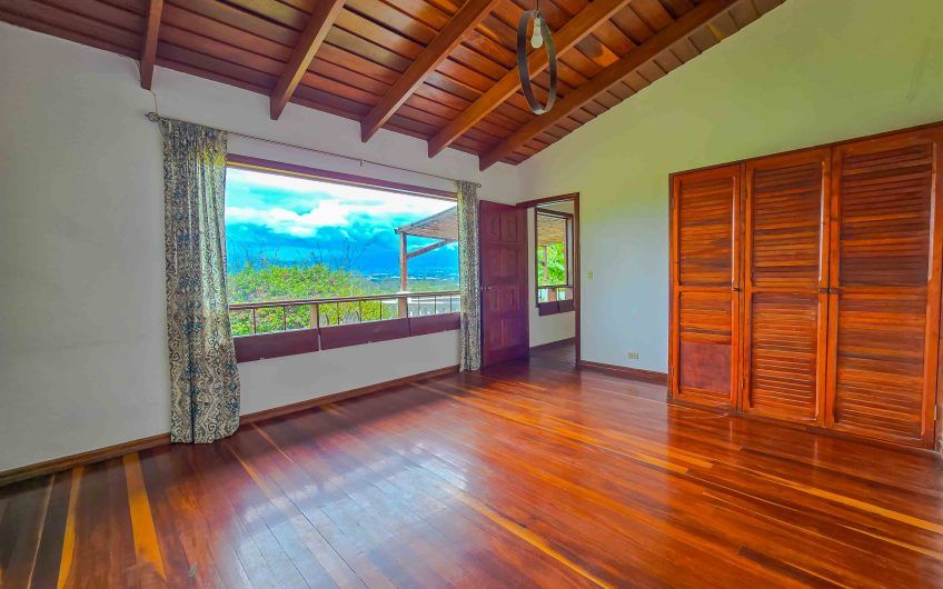 Casa de Una Planta con vista y jardín de 3 habit. en Piedades Santa Ana