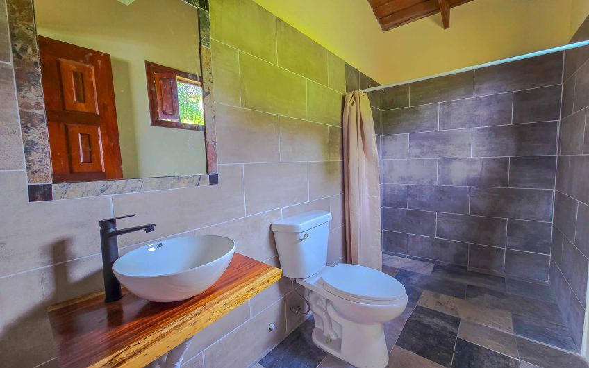 Casa de Una Planta con vista y jardín de 3 habit. en Piedades Santa Ana